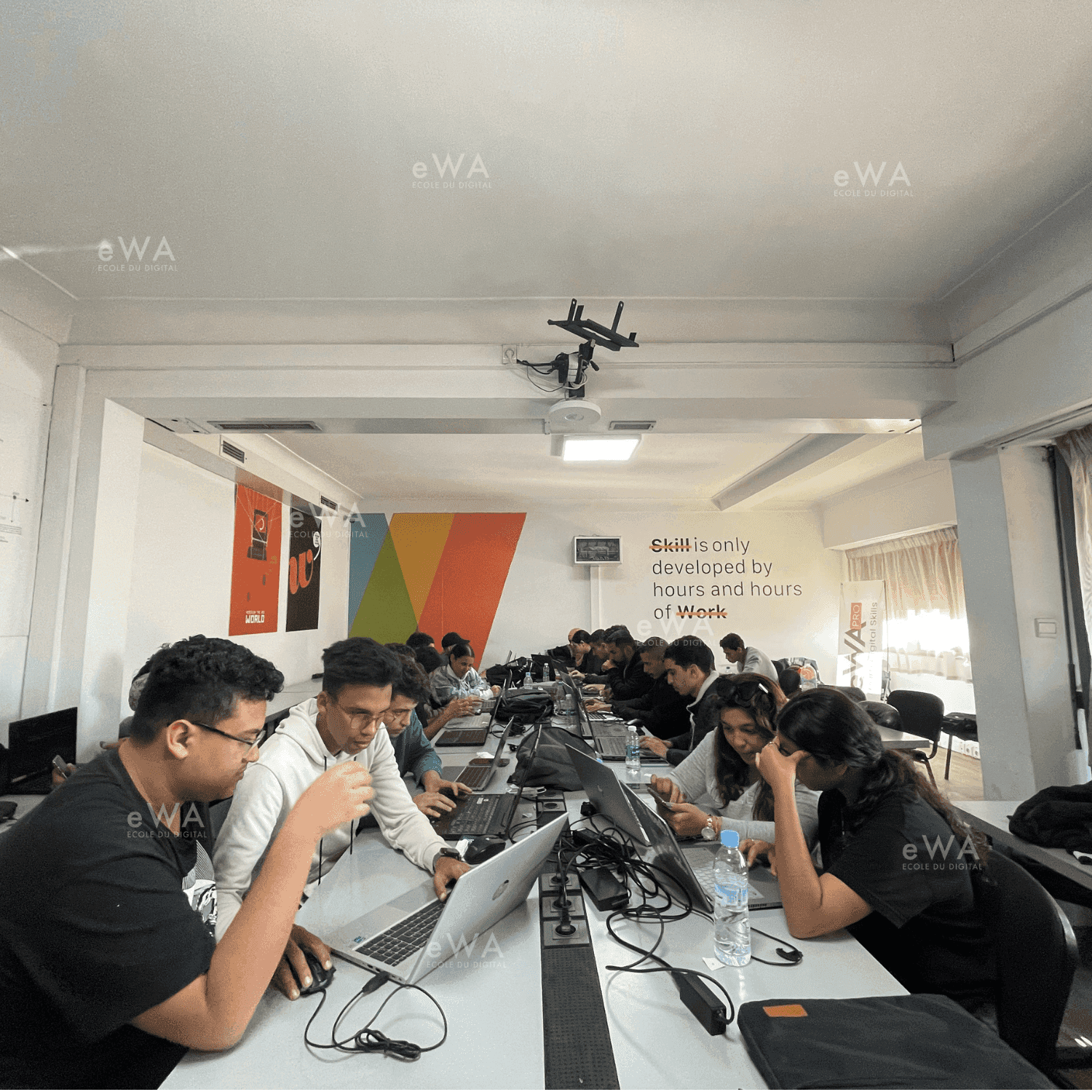 Discussion de groupe sur un projet digital
