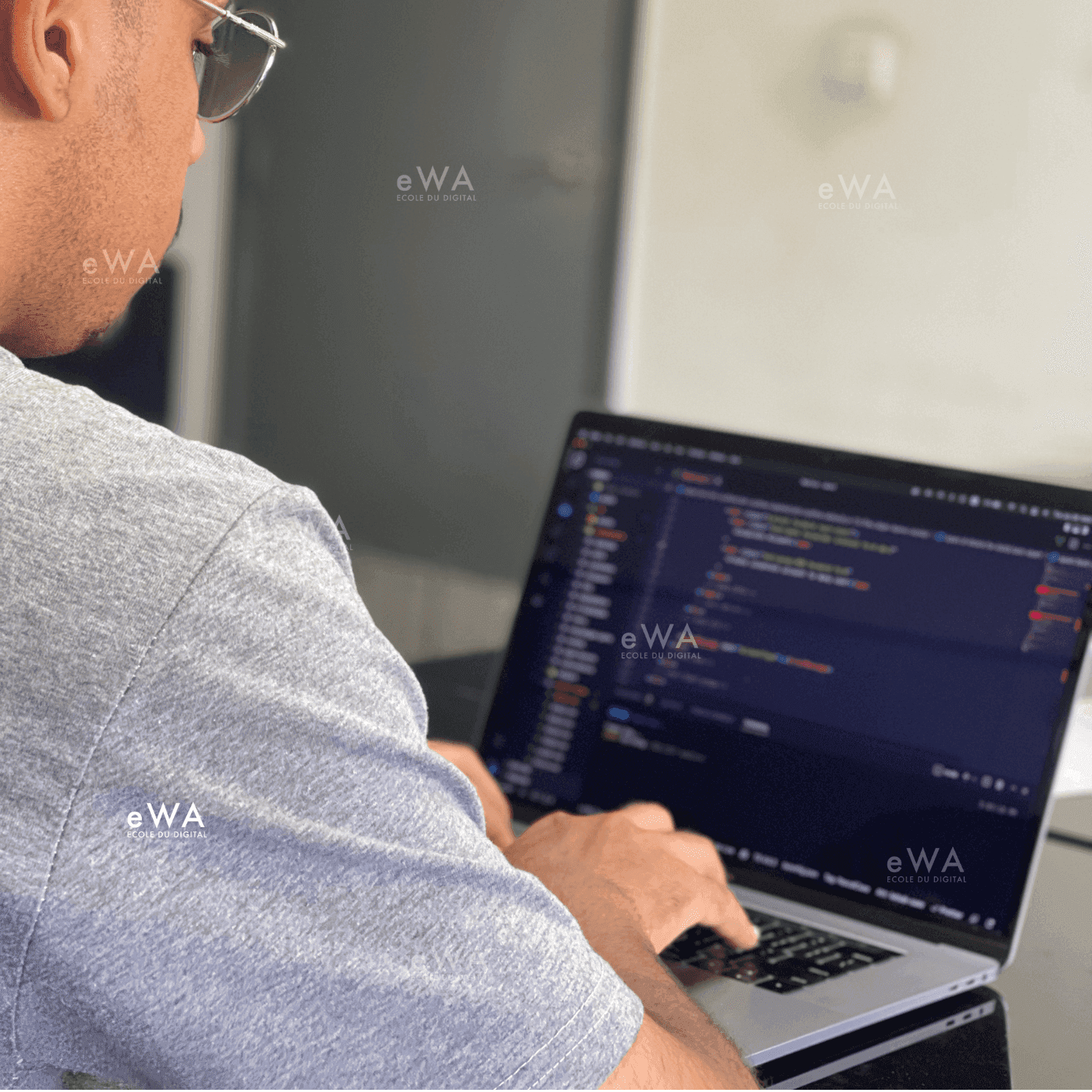 Étudiant concentré sur la programmation