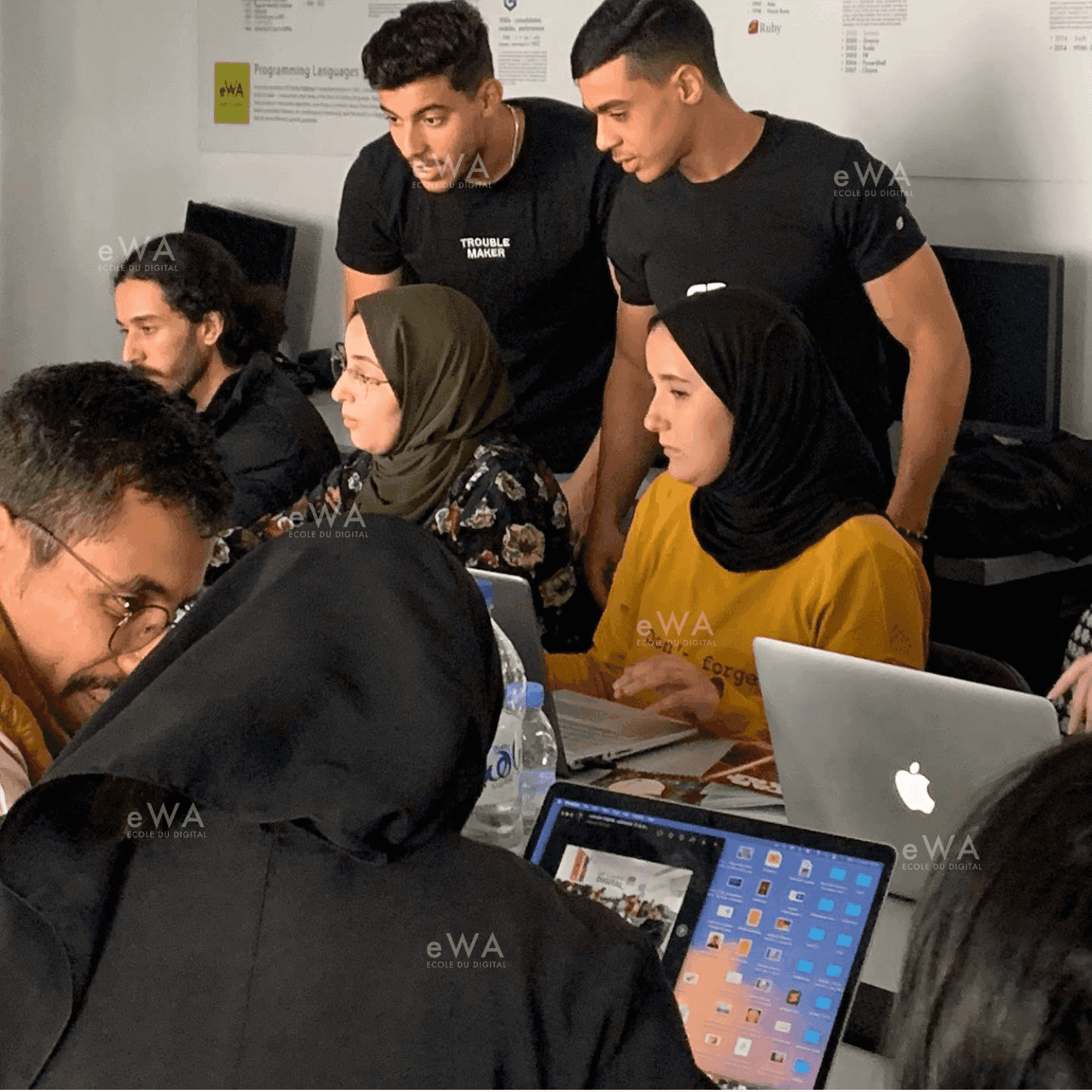 Étudiants travaillant sur des projets de design numérique
