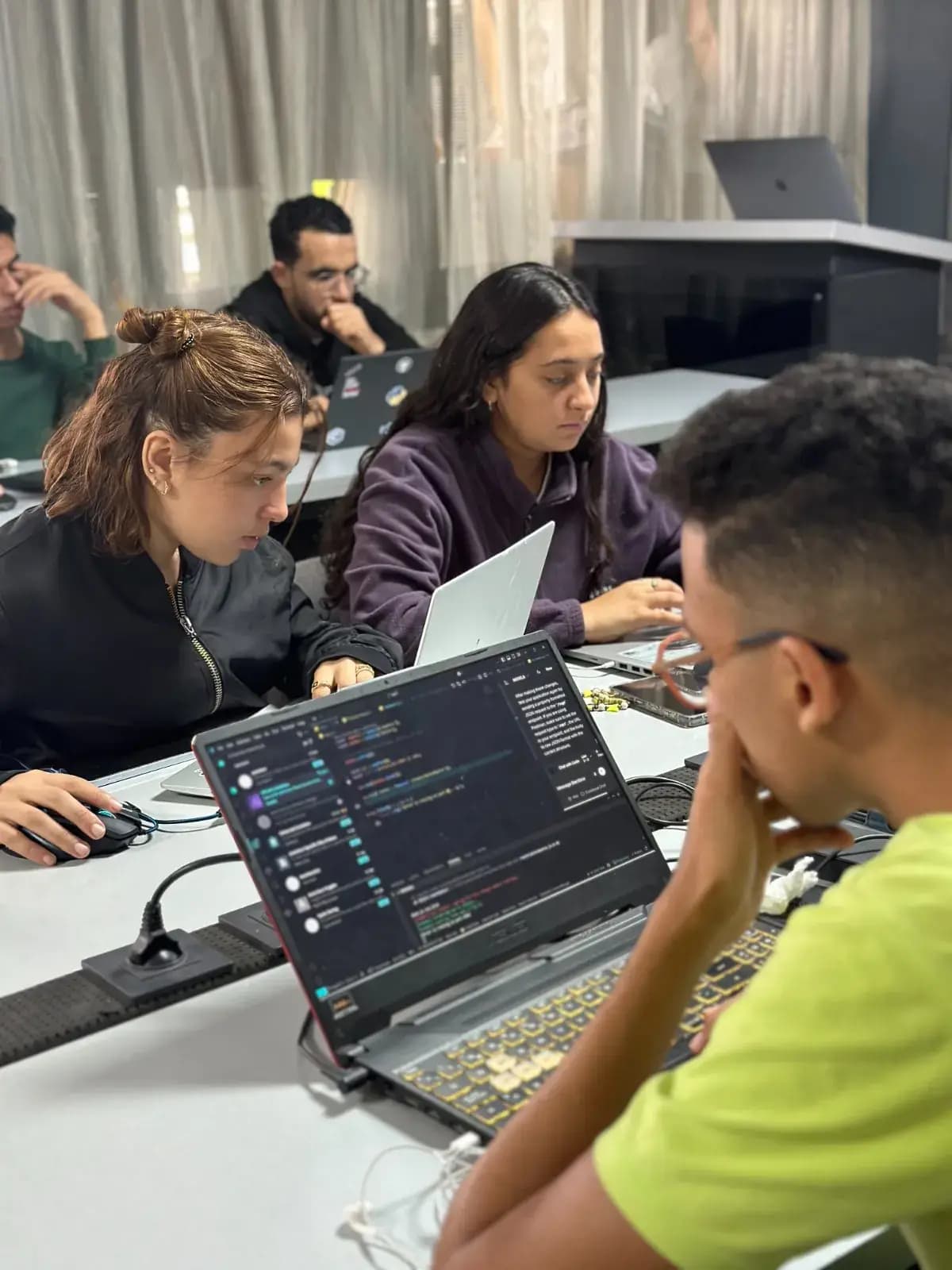 Étudiants eWA en atelier de développement au Lab d'Agadir