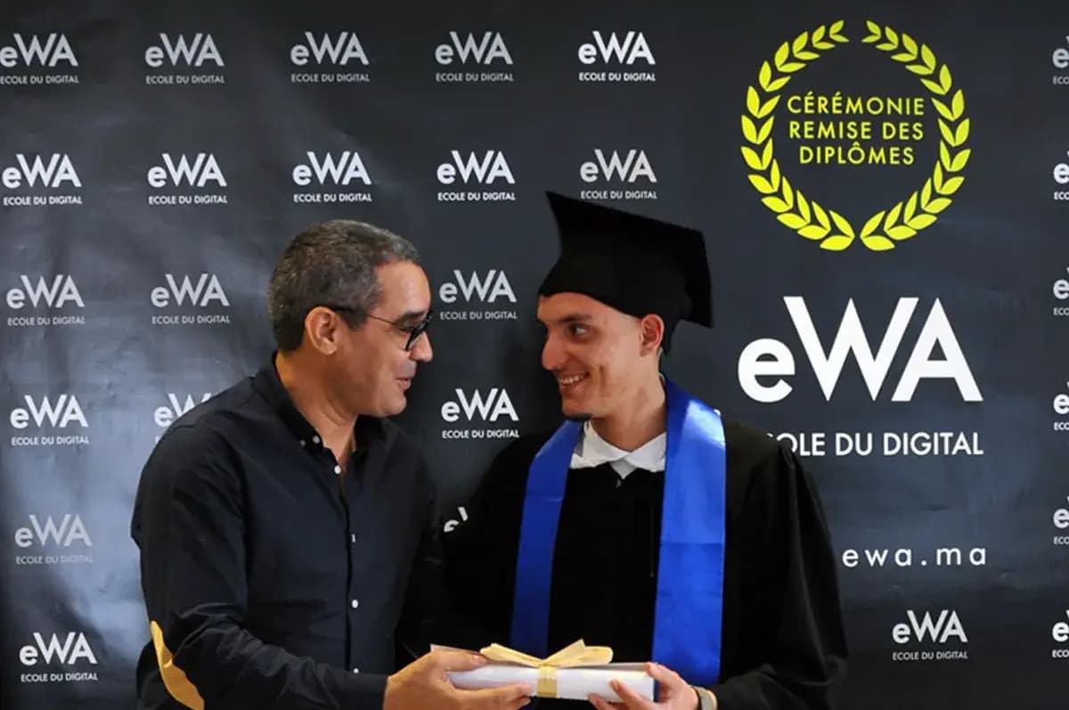 Remise de diplôme sur le stand eWA