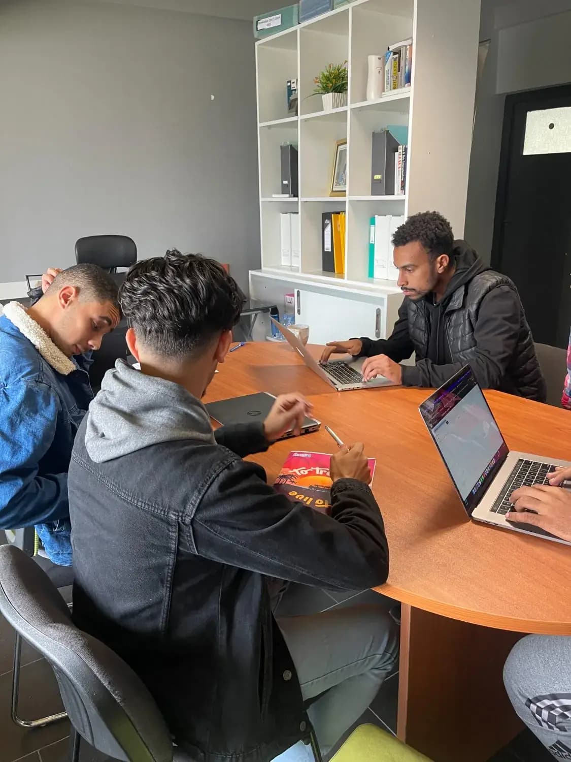 Étudiants eWA en travail d'équipe sur leurs projets